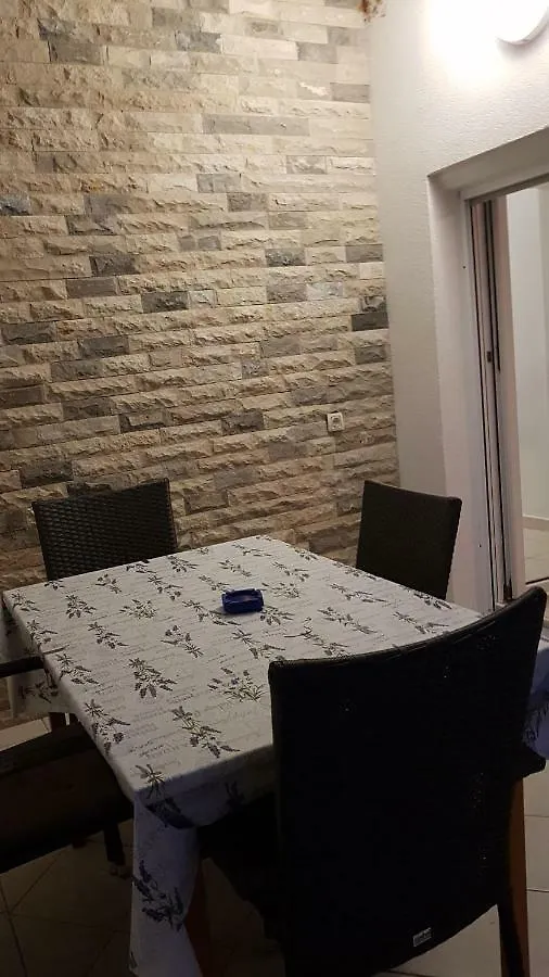 Apartmani Luna Vir 0*,