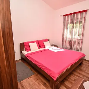 Apartmán Lukic, Vir